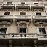 ...il portone � sormontato da grandi finestre, al di sopra delle quali corre un lungo balcone. Su quest�ultimo si affacciano tre porte finestre sovrastate da altrettanti timpani triangolari... 